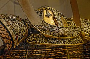 Closeup of a ridged helmet decorated with silvered iron dragonflies on a lattice of gold foliage made for the Matsudaira family © Mary Harrsch (Flickr, CC)